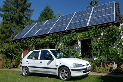 Peugeot 106 vor PV-Anlage
Peugeot  106 EZ98 auf 200Ah LiFeYPo4,
die Anlage hat 3,87kwp und ist seit Juli 2008 am Netz.

