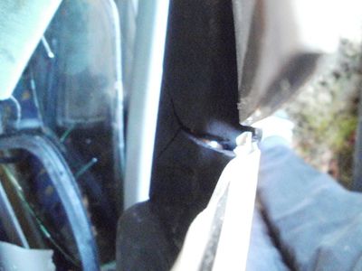 Umschalter Stahlrohrkern vom Hauben Rahmen

(Stahllegierung mit Chrom Anteilen gegen Schnelle Korrosion)

Der Schaum scheint auch PU / PUR zu sein.

außen Schicht sieht nach gefärbten Faserverbund aus !
(Glasfaser oder auch Polyester)
