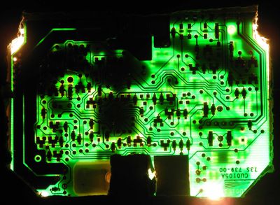 Durchleuchtete Platine mit Haarriss, Unterseite
